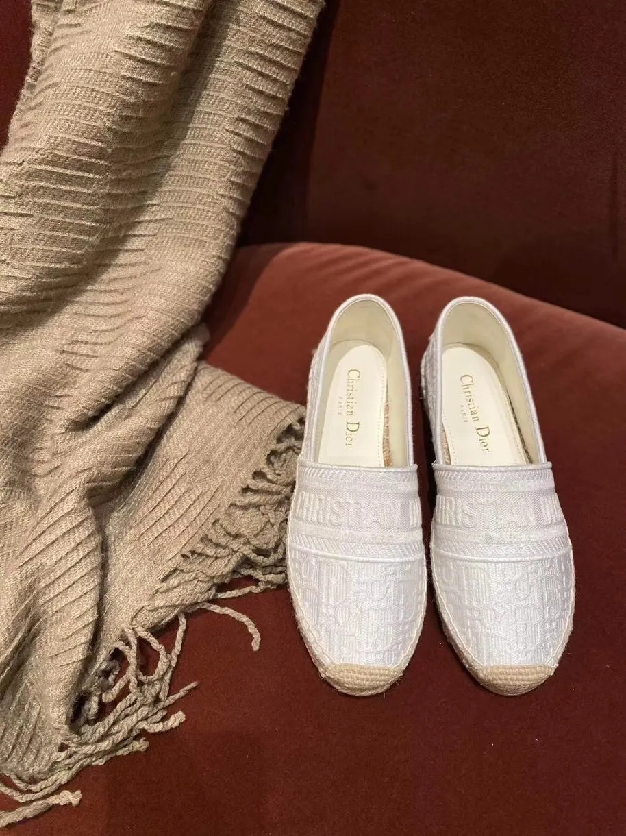 👟👟Ex-factory price 400👟👟 In 2020, new colors are coming simultaneously on the official website of the DIOR fisherman shoe series: original development, original anatomy display, exclusive outsole, you can compare as you like.  [Material] 1⃣️Sole: The only 1:1 exclusive rubber sole on the market 🌸. Fabric original embroidery. Lining: imported sheepskin, delicate and soft. [Size] 35-40.
